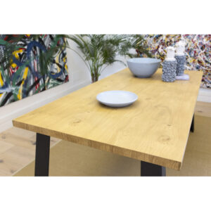 Tavolo stile industriale in legno e metallo con bordo dritto