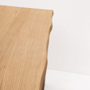 Tavolo stile industriale in legno e metallo con bordo naturale dettaglio